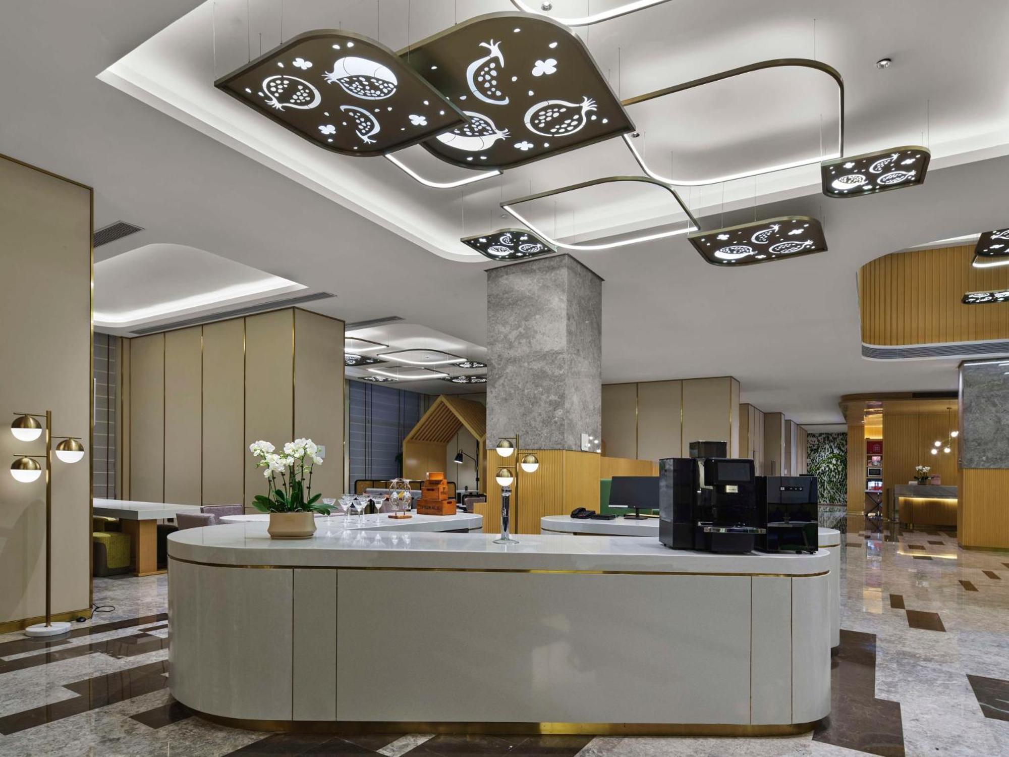 Hilton Garden Inn Tianjin Huayuan Exteriör bild